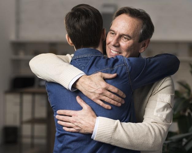 Mid shot father and son hugging | Free Photo